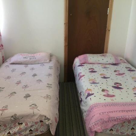 Pink House ,Opposite Beach ,Sleeps 6 , 2 Bedroom Ground Floor Self Contained Garden Flat , Private Entrance , Kitchen , Guaranteed Parking ,Wifi , Movies ,Bathroom ,Fridge , Microwave ,Bedroom 1, Double Bed & 2 Single Beds ,Bedroom 2 , Double Bed Paignton Εξωτερικό φωτογραφία