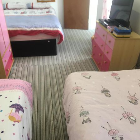 Pink House ,Opposite Beach ,Sleeps 6 , 2 Bedroom Ground Floor Self Contained Garden Flat , Private Entrance , Kitchen , Guaranteed Parking ,Wifi , Movies ,Bathroom ,Fridge , Microwave ,Bedroom 1, Double Bed & 2 Single Beds ,Bedroom 2 , Double Bed Paignton Εξωτερικό φωτογραφία