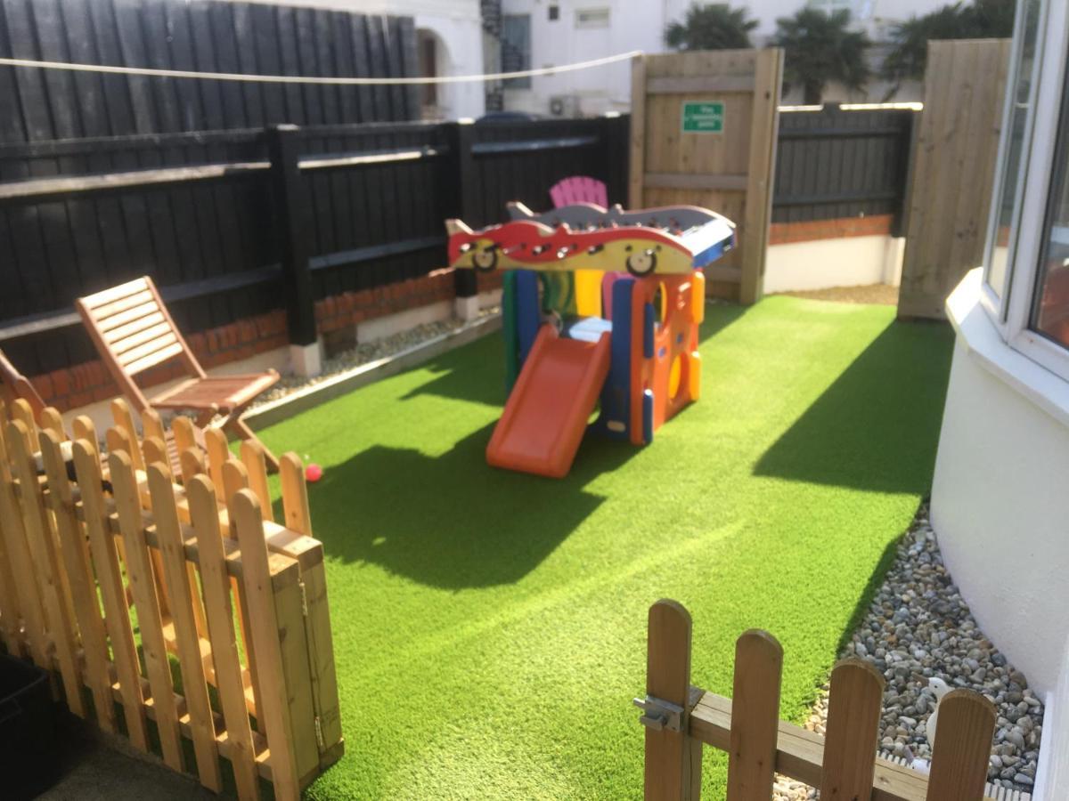 Pink House ,Opposite Beach ,Sleeps 6 , 2 Bedroom Ground Floor Self Contained Garden Flat , Private Entrance , Kitchen , Guaranteed Parking ,Wifi , Movies ,Bathroom ,Fridge , Microwave ,Bedroom 1, Double Bed & 2 Single Beds ,Bedroom 2 , Double Bed Paignton Εξωτερικό φωτογραφία
