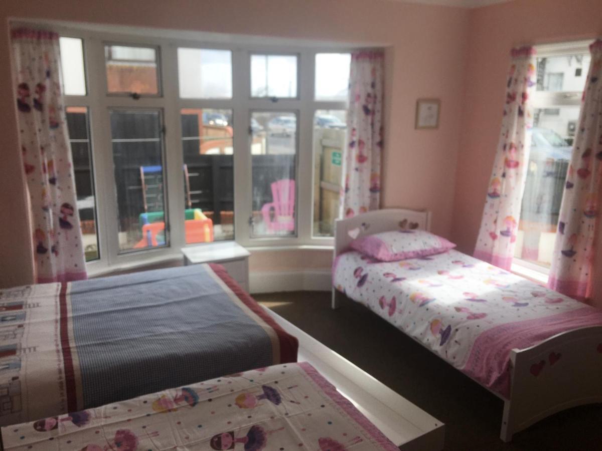 Pink House ,Opposite Beach ,Sleeps 6 , 2 Bedroom Ground Floor Self Contained Garden Flat , Private Entrance , Kitchen , Guaranteed Parking ,Wifi , Movies ,Bathroom ,Fridge , Microwave ,Bedroom 1, Double Bed & 2 Single Beds ,Bedroom 2 , Double Bed Paignton Εξωτερικό φωτογραφία