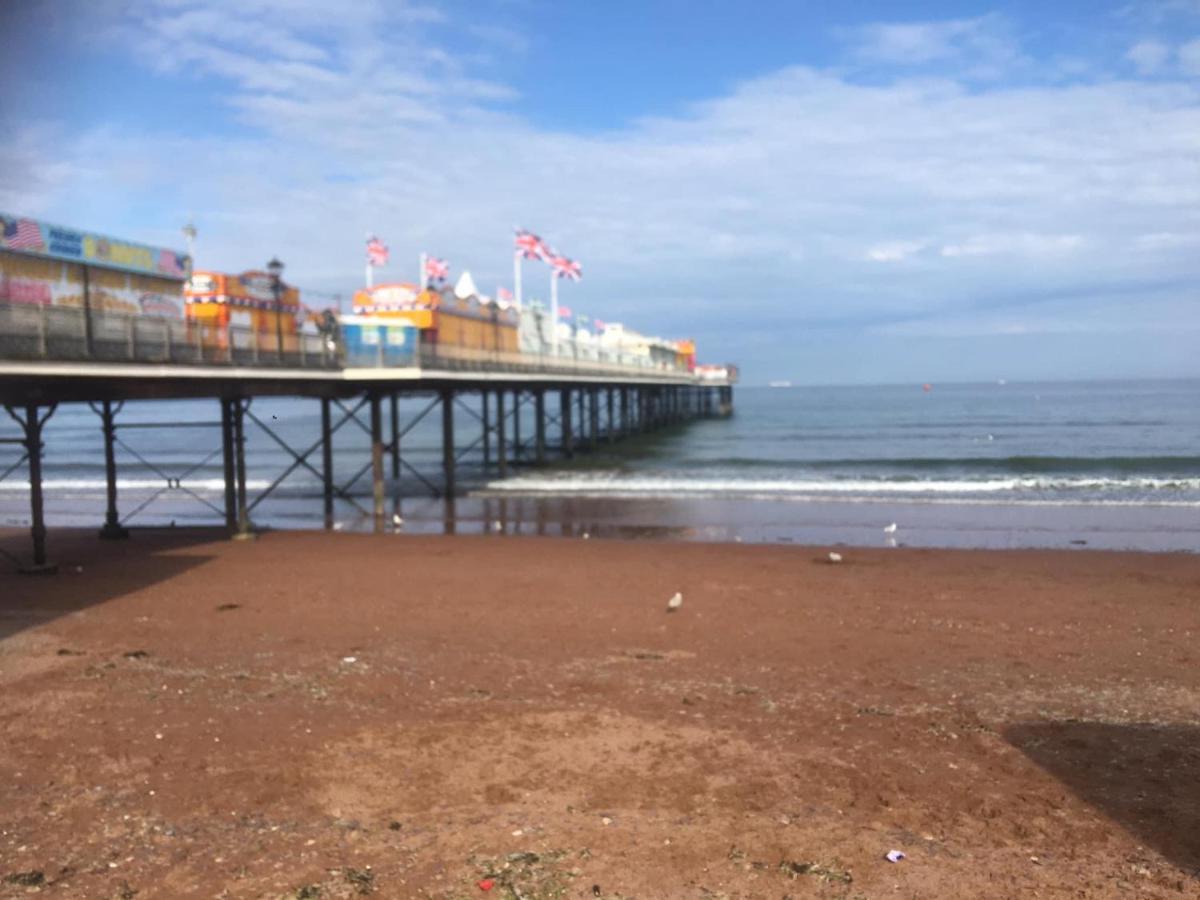 Pink House ,Opposite Beach ,Sleeps 6 , 2 Bedroom Ground Floor Self Contained Garden Flat , Private Entrance , Kitchen , Guaranteed Parking ,Wifi , Movies ,Bathroom ,Fridge , Microwave ,Bedroom 1, Double Bed & 2 Single Beds ,Bedroom 2 , Double Bed Paignton Εξωτερικό φωτογραφία