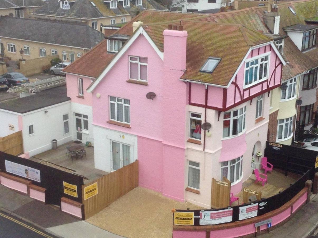 Pink House ,Opposite Beach ,Sleeps 6 , 2 Bedroom Ground Floor Self Contained Garden Flat , Private Entrance , Kitchen , Guaranteed Parking ,Wifi , Movies ,Bathroom ,Fridge , Microwave ,Bedroom 1, Double Bed & 2 Single Beds ,Bedroom 2 , Double Bed Paignton Εξωτερικό φωτογραφία
