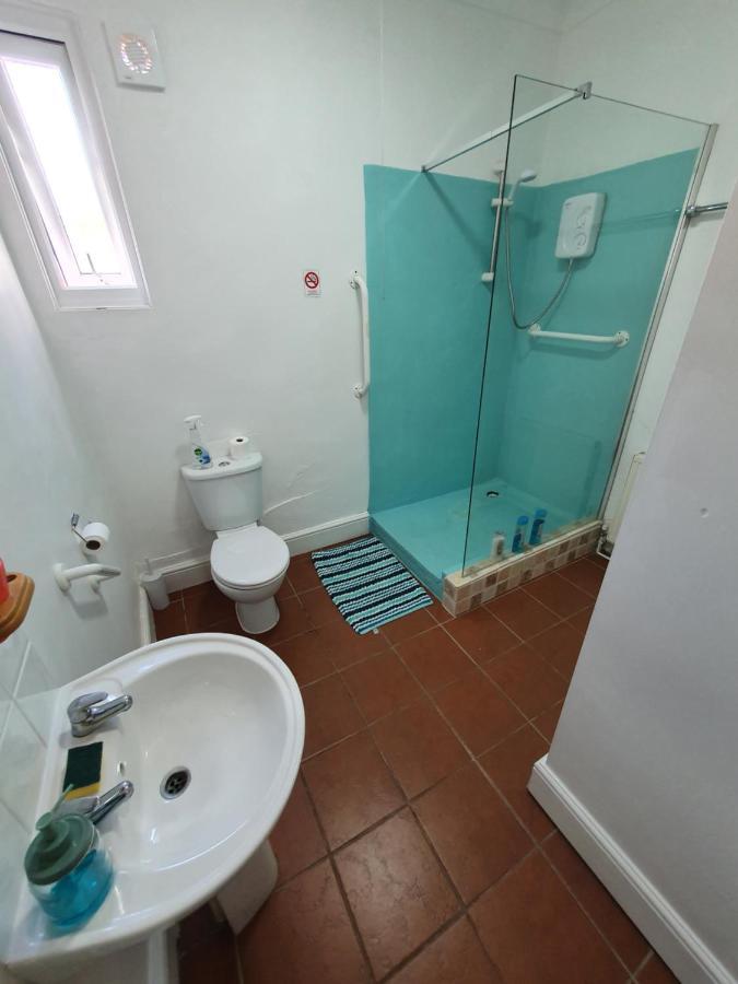 Pink House ,Opposite Beach ,Sleeps 6 , 2 Bedroom Ground Floor Self Contained Garden Flat , Private Entrance , Kitchen , Guaranteed Parking ,Wifi , Movies ,Bathroom ,Fridge , Microwave ,Bedroom 1, Double Bed & 2 Single Beds ,Bedroom 2 , Double Bed Paignton Εξωτερικό φωτογραφία