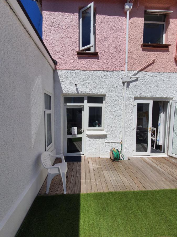 Pink House ,Opposite Beach ,Sleeps 6 , 2 Bedroom Ground Floor Self Contained Garden Flat , Private Entrance , Kitchen , Guaranteed Parking ,Wifi , Movies ,Bathroom ,Fridge , Microwave ,Bedroom 1, Double Bed & 2 Single Beds ,Bedroom 2 , Double Bed Paignton Εξωτερικό φωτογραφία