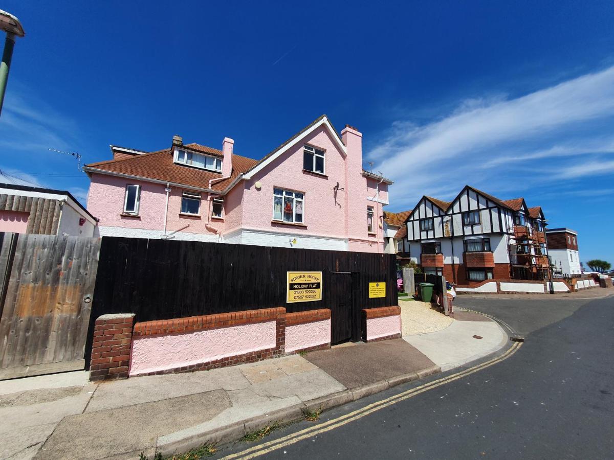 Pink House ,Opposite Beach ,Sleeps 6 , 2 Bedroom Ground Floor Self Contained Garden Flat , Private Entrance , Kitchen , Guaranteed Parking ,Wifi , Movies ,Bathroom ,Fridge , Microwave ,Bedroom 1, Double Bed & 2 Single Beds ,Bedroom 2 , Double Bed Paignton Εξωτερικό φωτογραφία