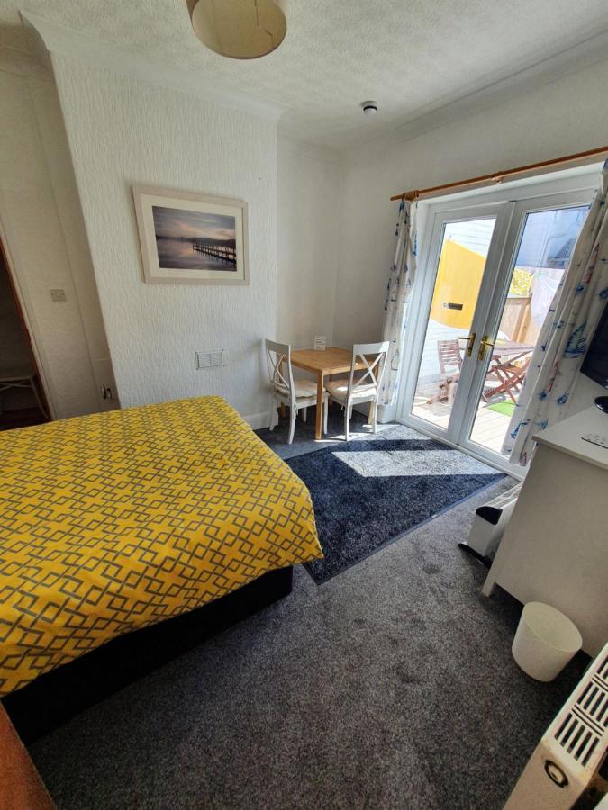 Pink House ,Opposite Beach ,Sleeps 6 , 2 Bedroom Ground Floor Self Contained Garden Flat , Private Entrance , Kitchen , Guaranteed Parking ,Wifi , Movies ,Bathroom ,Fridge , Microwave ,Bedroom 1, Double Bed & 2 Single Beds ,Bedroom 2 , Double Bed Paignton Εξωτερικό φωτογραφία