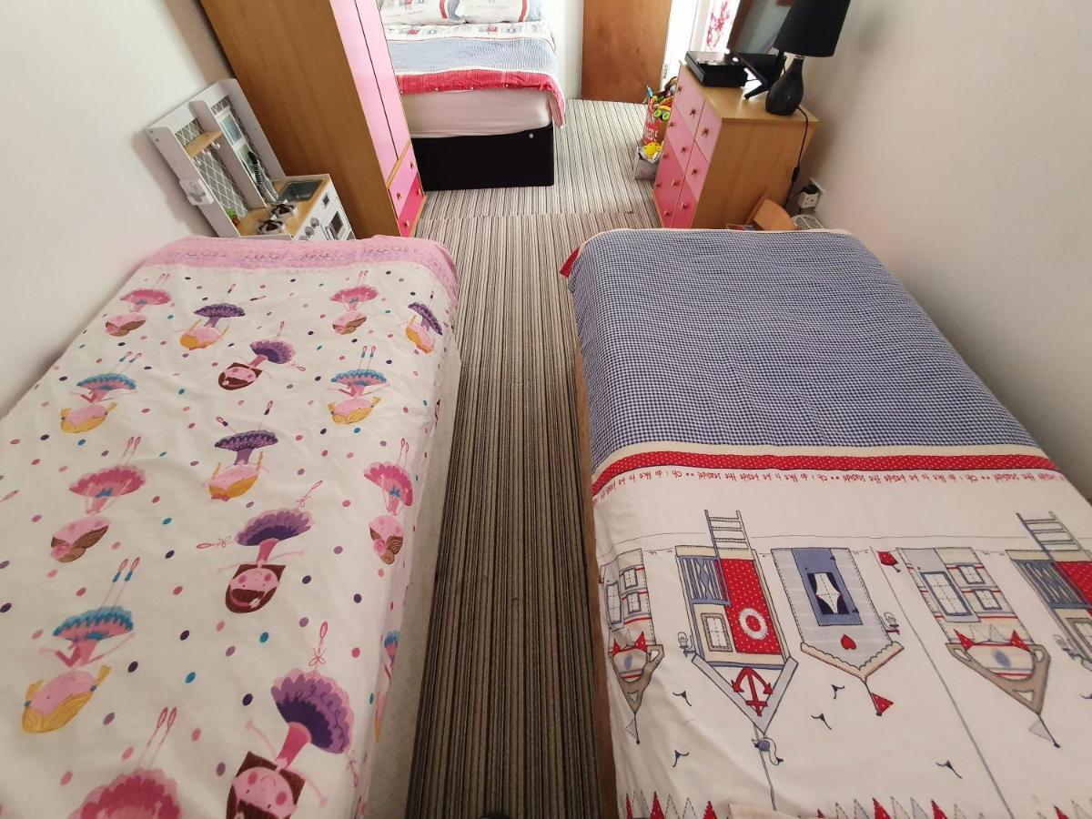 Pink House ,Opposite Beach ,Sleeps 6 , 2 Bedroom Ground Floor Self Contained Garden Flat , Private Entrance , Kitchen , Guaranteed Parking ,Wifi , Movies ,Bathroom ,Fridge , Microwave ,Bedroom 1, Double Bed & 2 Single Beds ,Bedroom 2 , Double Bed Paignton Εξωτερικό φωτογραφία
