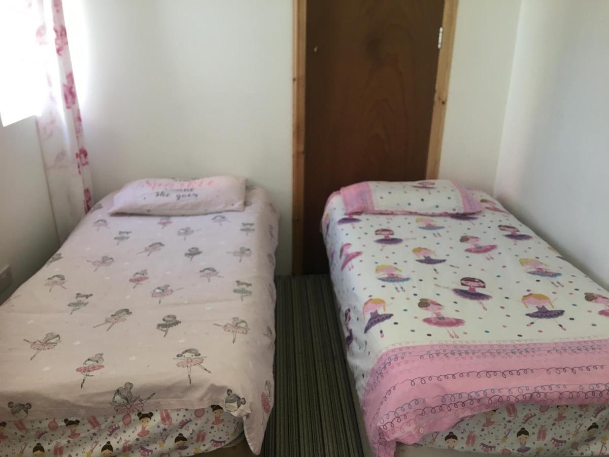 Pink House ,Opposite Beach ,Sleeps 6 , 2 Bedroom Ground Floor Self Contained Garden Flat , Private Entrance , Kitchen , Guaranteed Parking ,Wifi , Movies ,Bathroom ,Fridge , Microwave ,Bedroom 1, Double Bed & 2 Single Beds ,Bedroom 2 , Double Bed Paignton Εξωτερικό φωτογραφία