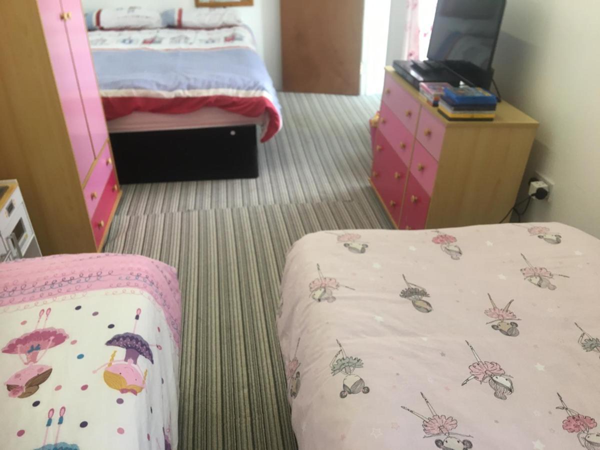 Pink House ,Opposite Beach ,Sleeps 6 , 2 Bedroom Ground Floor Self Contained Garden Flat , Private Entrance , Kitchen , Guaranteed Parking ,Wifi , Movies ,Bathroom ,Fridge , Microwave ,Bedroom 1, Double Bed & 2 Single Beds ,Bedroom 2 , Double Bed Paignton Εξωτερικό φωτογραφία