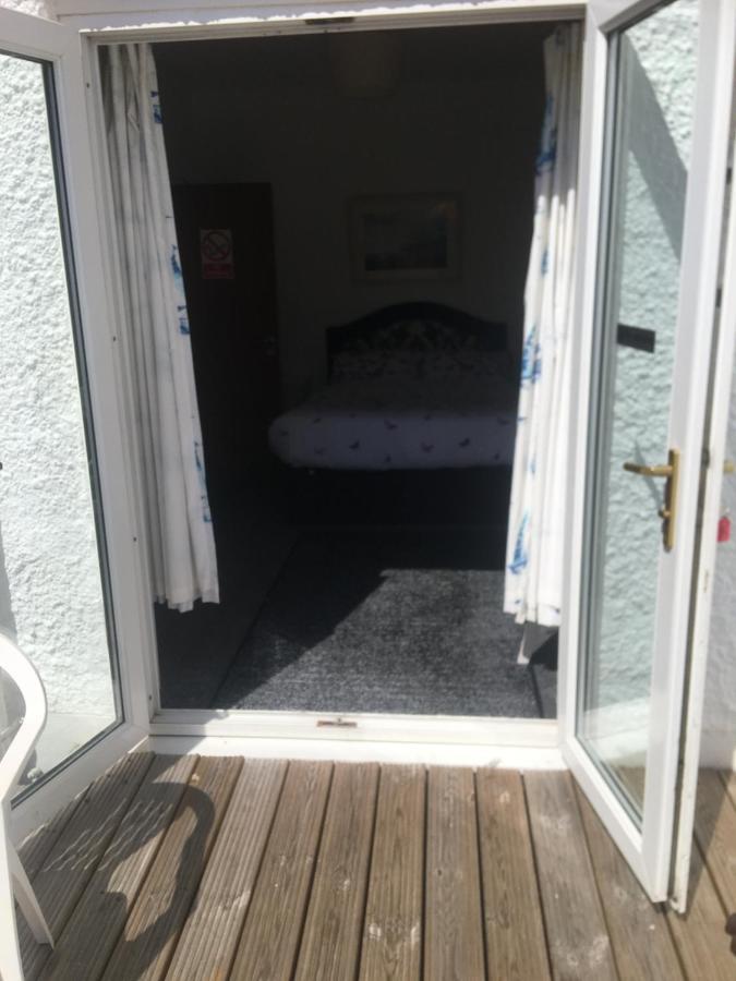 Pink House ,Opposite Beach ,Sleeps 6 , 2 Bedroom Ground Floor Self Contained Garden Flat , Private Entrance , Kitchen , Guaranteed Parking ,Wifi , Movies ,Bathroom ,Fridge , Microwave ,Bedroom 1, Double Bed & 2 Single Beds ,Bedroom 2 , Double Bed Paignton Εξωτερικό φωτογραφία